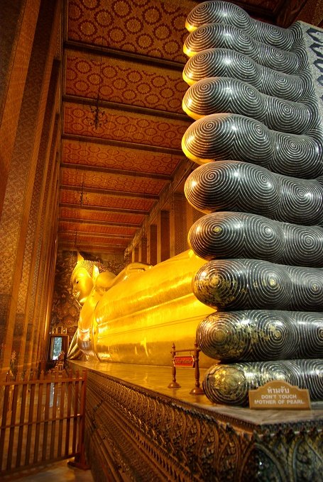 PXK10D_4847.JPG - Wat Po temple, Bangkok. Thailand's largest reclining Buddha is 46 metres long and 15 metres high
