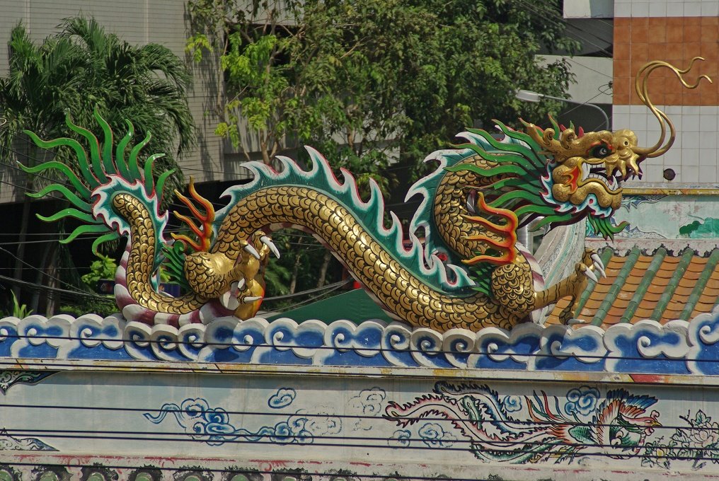 PXK10D_4992.jpg - Dragon on Chinese temple in Bangkok