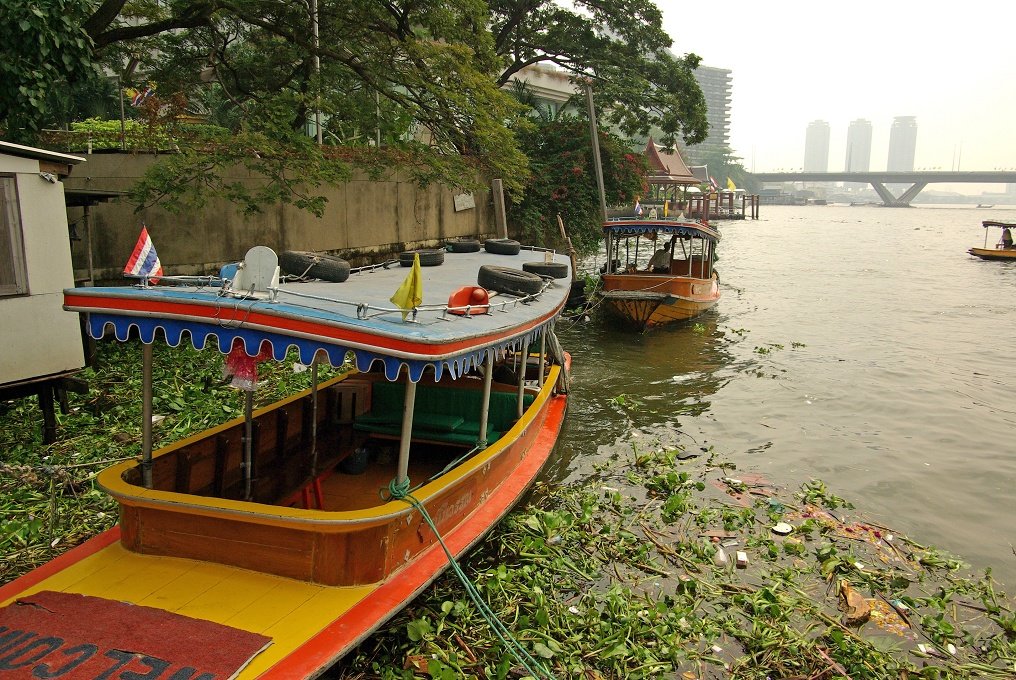RPXK10D_4705.JPG - River scene, Bangkok. Ferries and long-tailed boats are the best way to get around.
