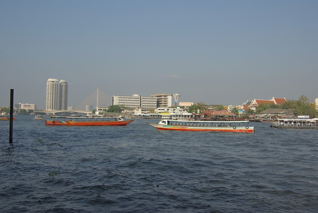 RPXK10D_5060.JPG - River scene, Bangkok. Ferries and long-tailed boats are the best way to get around.