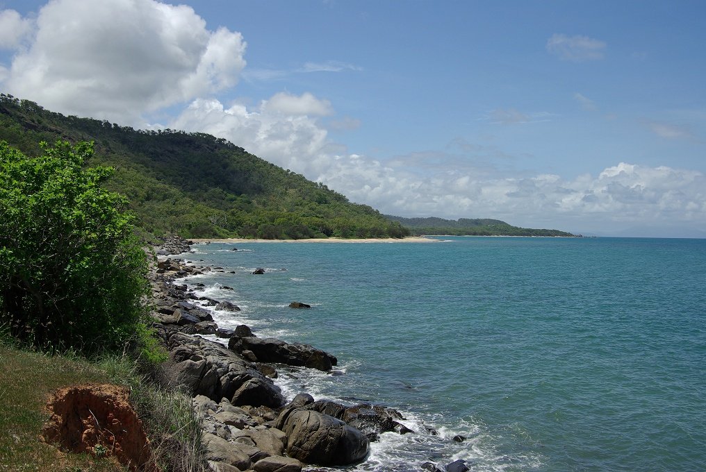 PXK10D_2893.jpg - The coast between Port Douglas and Cairns