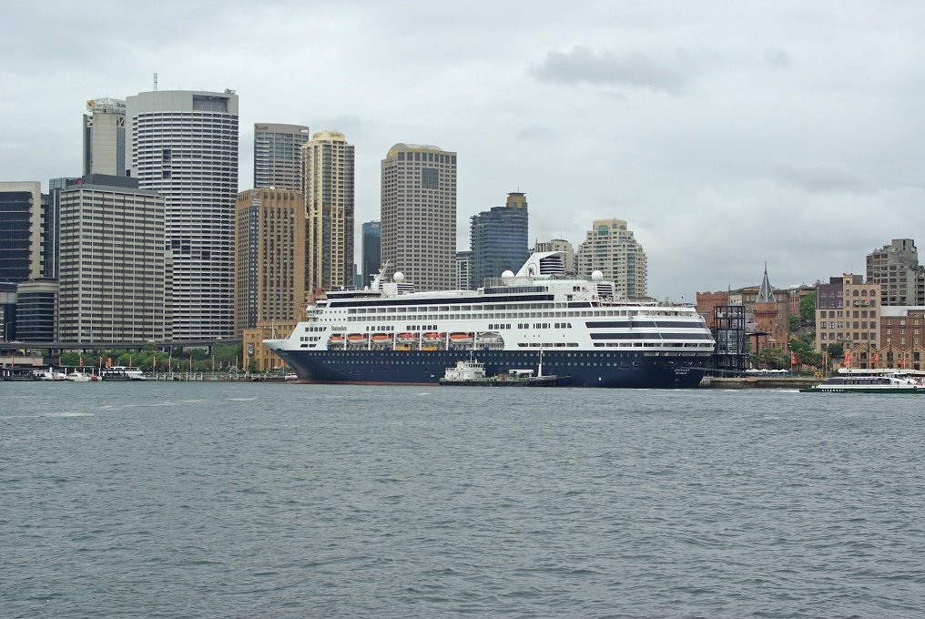 CPXK10D_3414.JPG - Circular Quay with a large cruise ship in port.