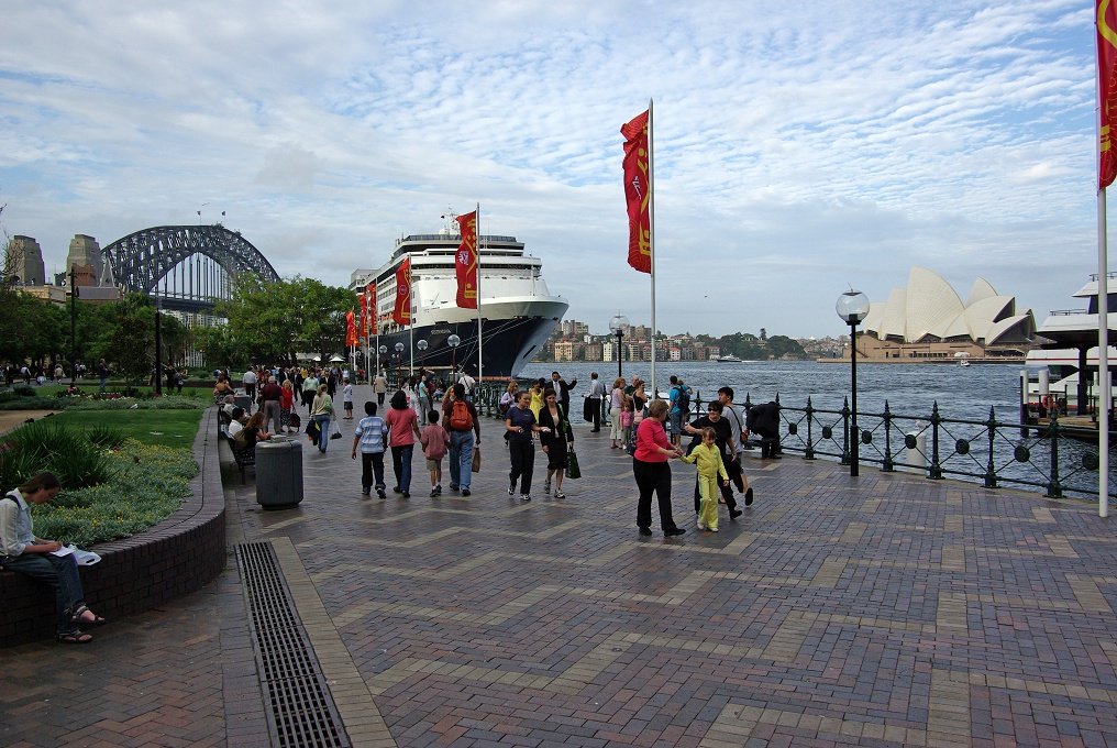 CPXK10D_3533.JPG - Circular Quay with a large cruise ship in port.