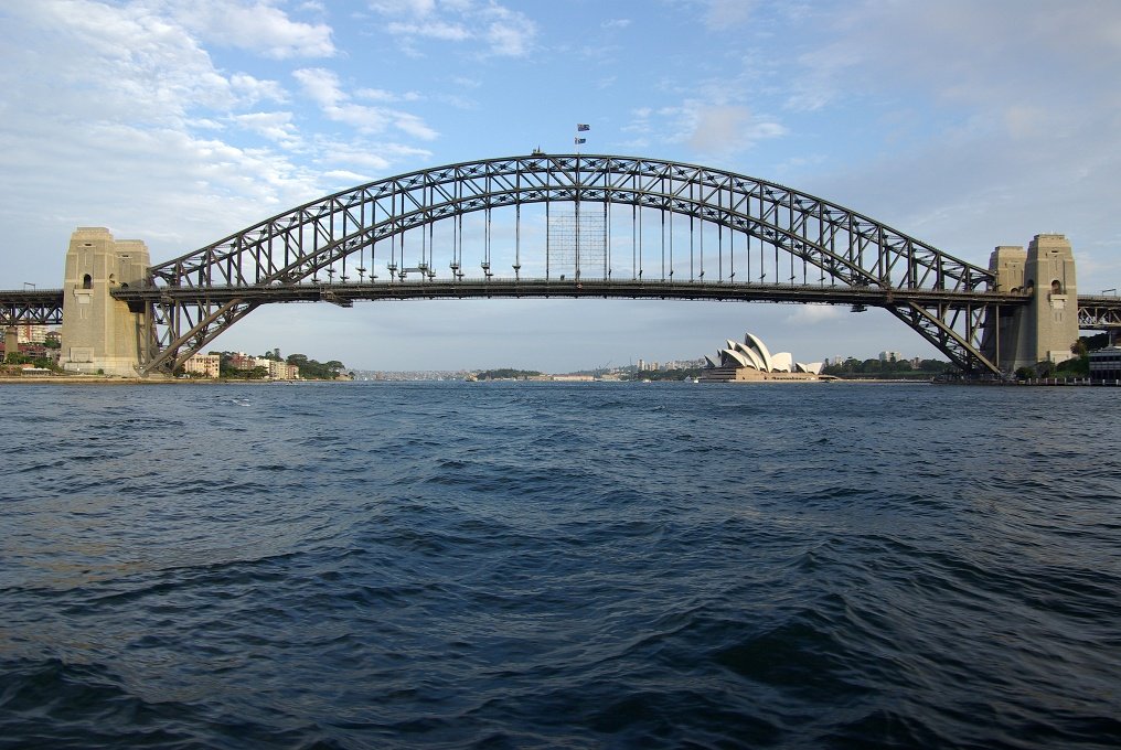 DPXK10D_3551.JPG - Sydney Harbour bridge and Opera House from the water.