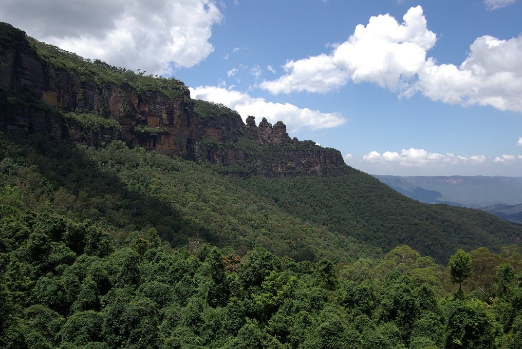 ZPXK10D_3620.JPG - Three sisters rock formation in the Blue Mountains.