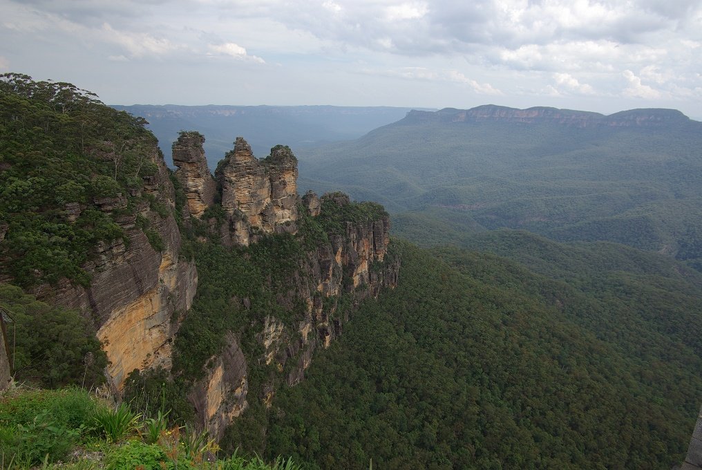ZPXK10D_3694.JPG - At Echo Point in the Blue Mountains, overloking the Three Sisters.